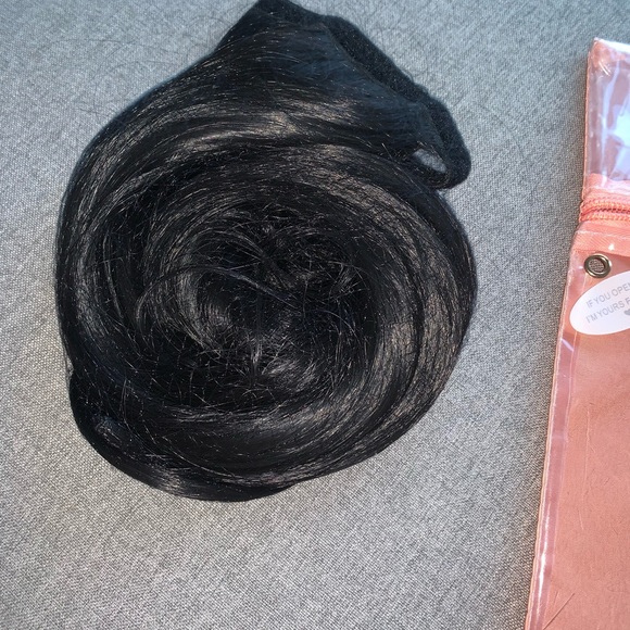 LIANEV X INH Mid-Length Soft Curls Ponytail Extension in Jet Black - Picture 2 of 6